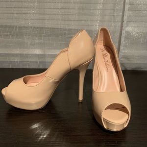 Nude patent leather peep toe platform pumps